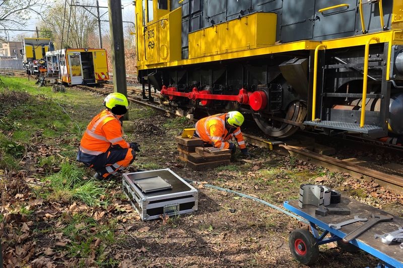 Museumlocomotief 605 van het Spoorwegmuseum herspoord door Incidentenbestrijders van ProRail